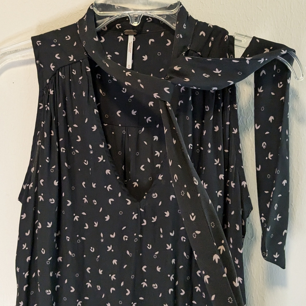 Free People Sleeveless Tie-neck V-neck Blouse Black Pink Design Sz XS Flowy Boho